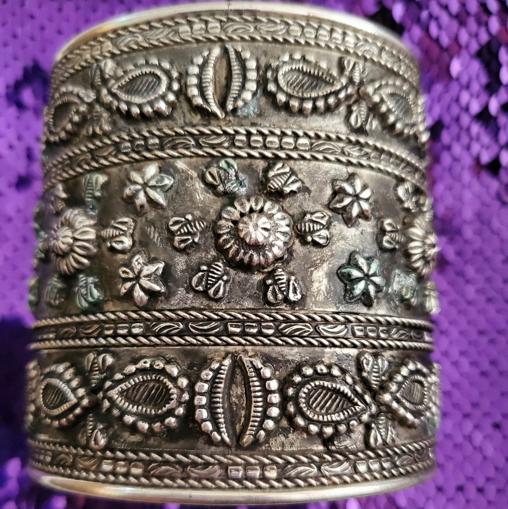 Large cuff bracelet bee artwork silvertone B1
